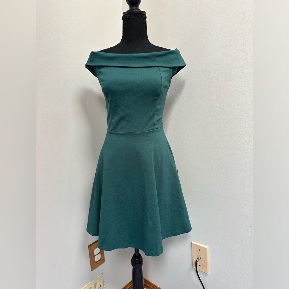 Lulus Woman’s Season of Fun Forest Green Off-the-Shoulder Skater Dress